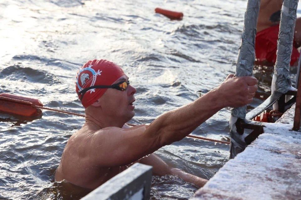 Омские «моржи» открыли зимний сезон Омские «моржи» открыли зимний сезон