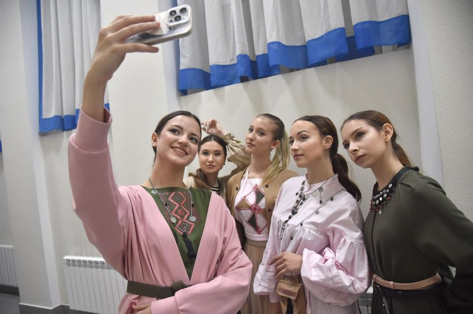 Традиции – не тренд, а бессмертная классика: в Омске прошел конкурс высокой моды национального костюма «Этно-Эрато» Традиции – не тренд, а бессмертная классика: в Омске прошел конкурс высокой моды национального костюма «Этно-Эрато»