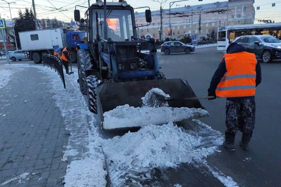 За выходные с омских улиц вывезли около 100 кубометров снега