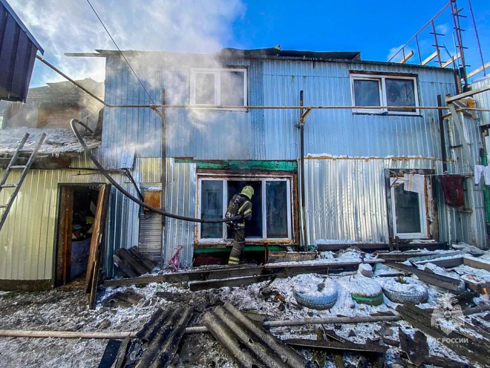 В Пожаре на 3й Северной в Омске сгорел частный дом В Пожаре на 3й Северной в Омске сгорел частный дом