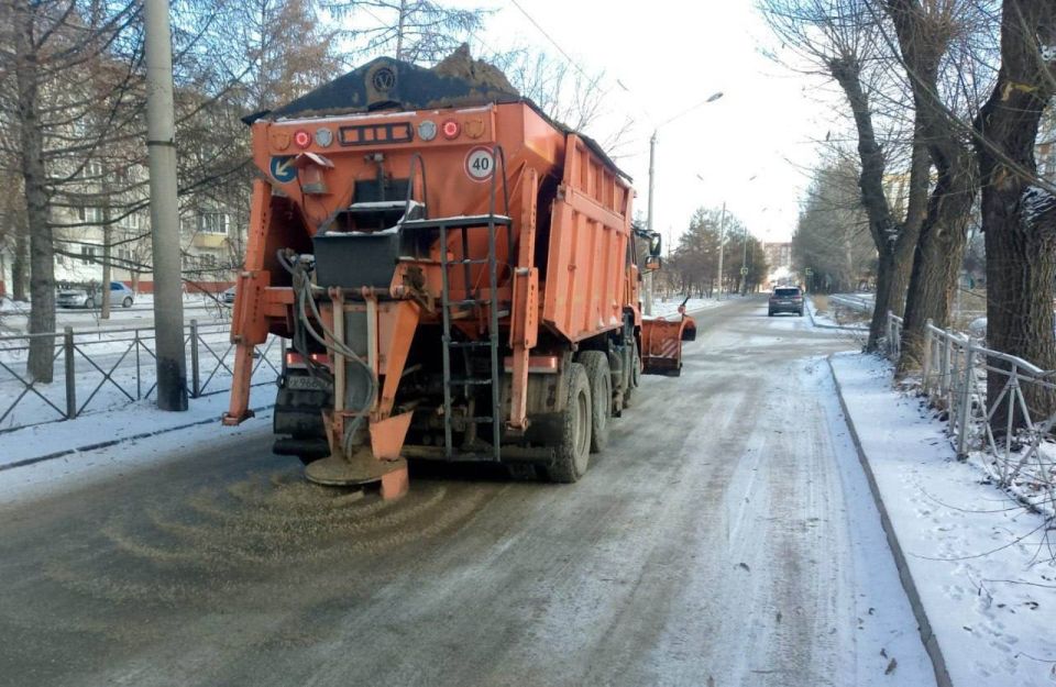 В Омске вывезли около 100 м снега – дорожники продолжают обработку улиц против гололеда