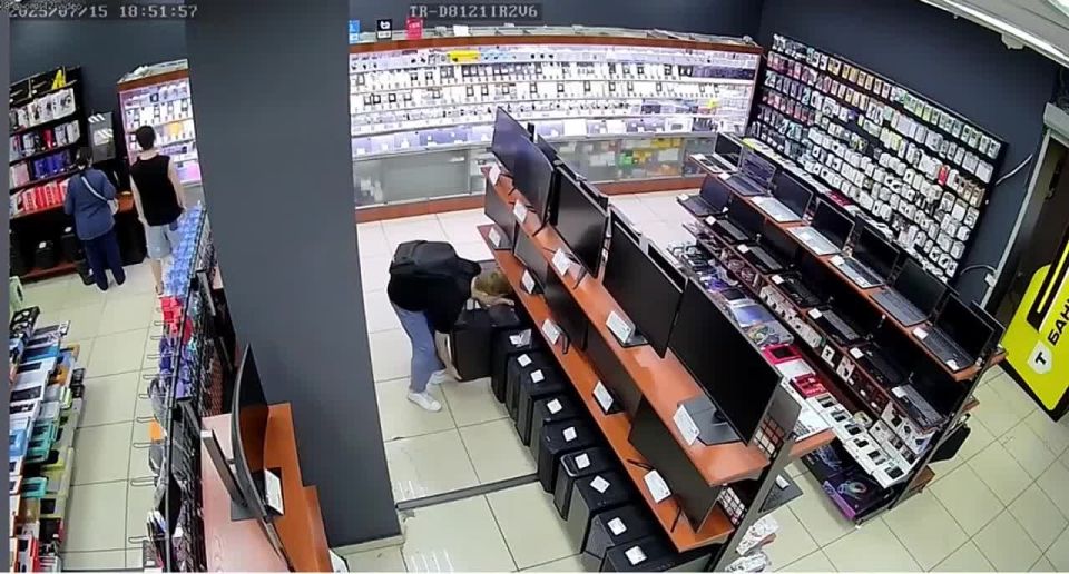 Любитель «ободрать» витрину: омич украл 10 умных колонок и один ПК
