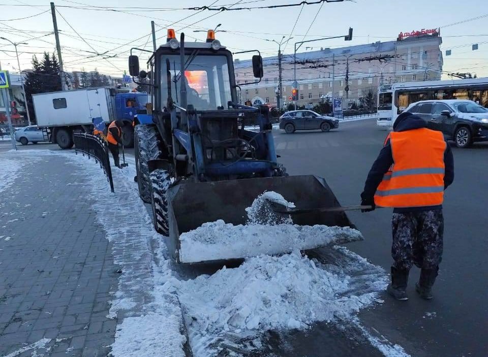 В Омске продолжается уборка снега и обработка дорог В Омске продолжается уборка снега и обработка дорог