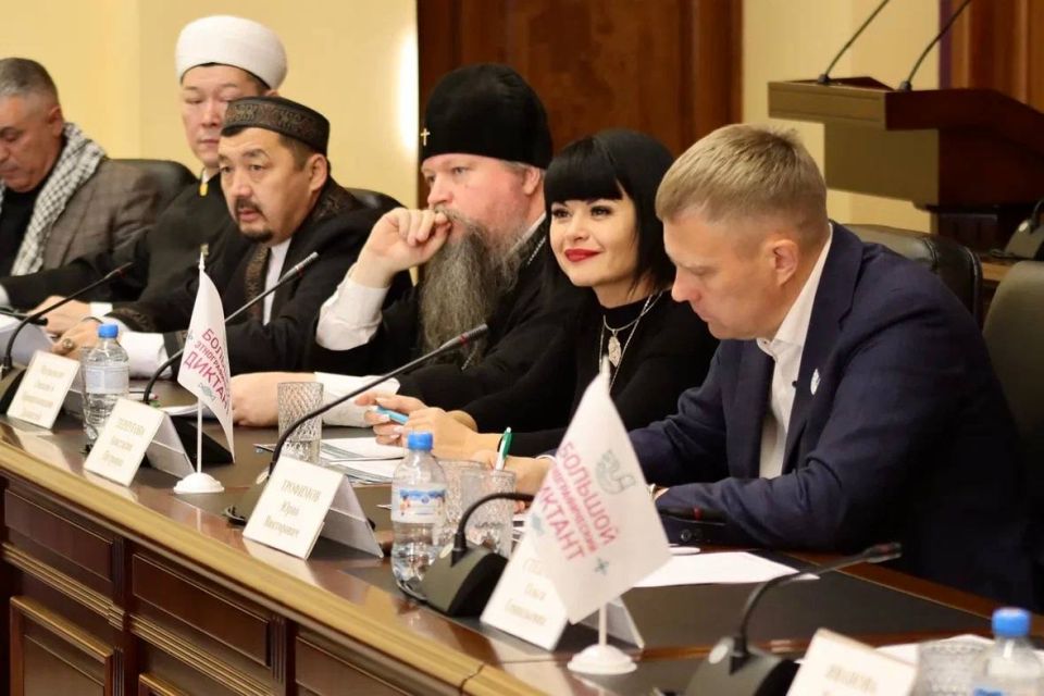 Сегодня жители Омска стали участниками Всероссийского этнографического диктанта — масштабной просветительской акции, посвящённой культуре и традициям народов России