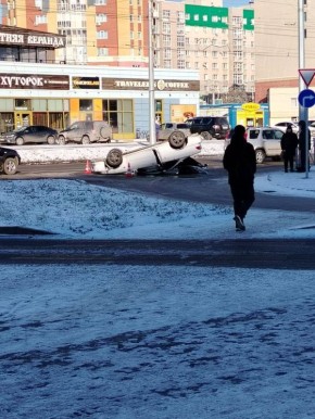 На бульваре Архитекторов автомобиль опрокинулся на крышу