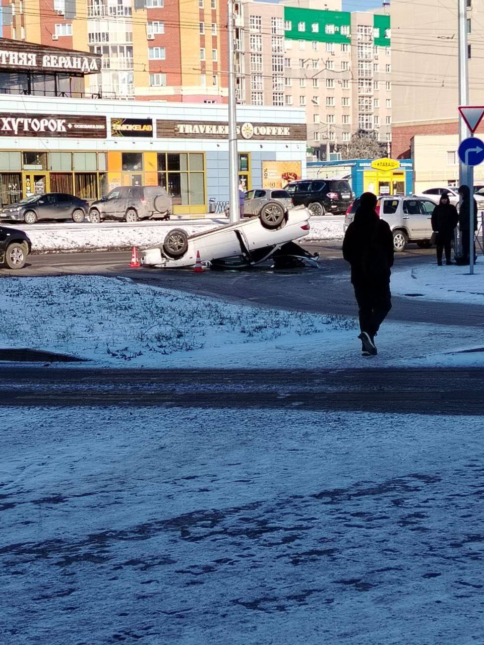 На бульваре Архитекторов автомобиль опрокинулся на крышу