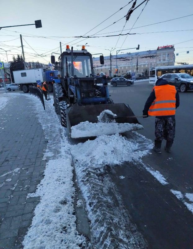 В Омске вывезли около 100 м снега – дорожники продолжают обработку улиц против гололеда В Омске вывезли около 100 м снега – дорожники продолжают обработку улиц против гололеда
