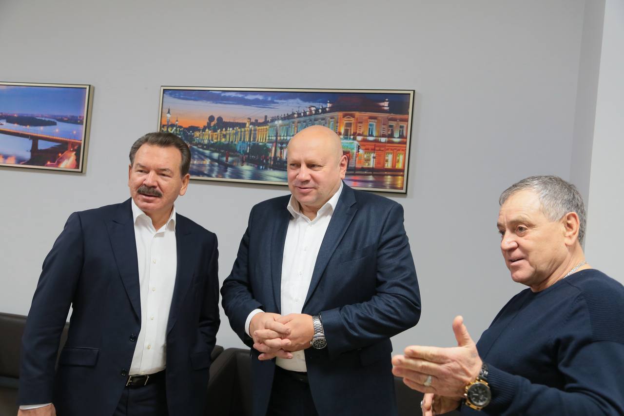 Сергей Шелест: Вместе с председателем совета директоров АО «ГК «Титан» Михаилом Александровичем Сутягинским — участником проекта «Меценатство» — побывали в «Академии панкратиона» в Ленинском округе