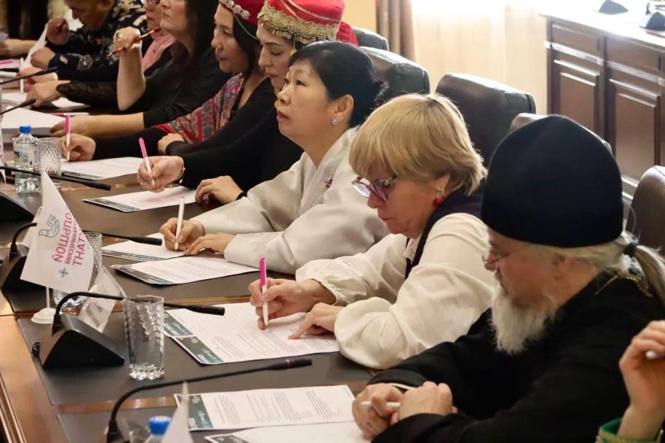 Сегодня жители Омска стали участниками Всероссийского этнографического диктанта — масштабной просветительской акции, посвящённой культуре и традициям народов России Сегодня жители Омска стали участниками Всероссийского этнографического диктанта — масштабной просветительской акции, посвящённой культуре и традициям народов России