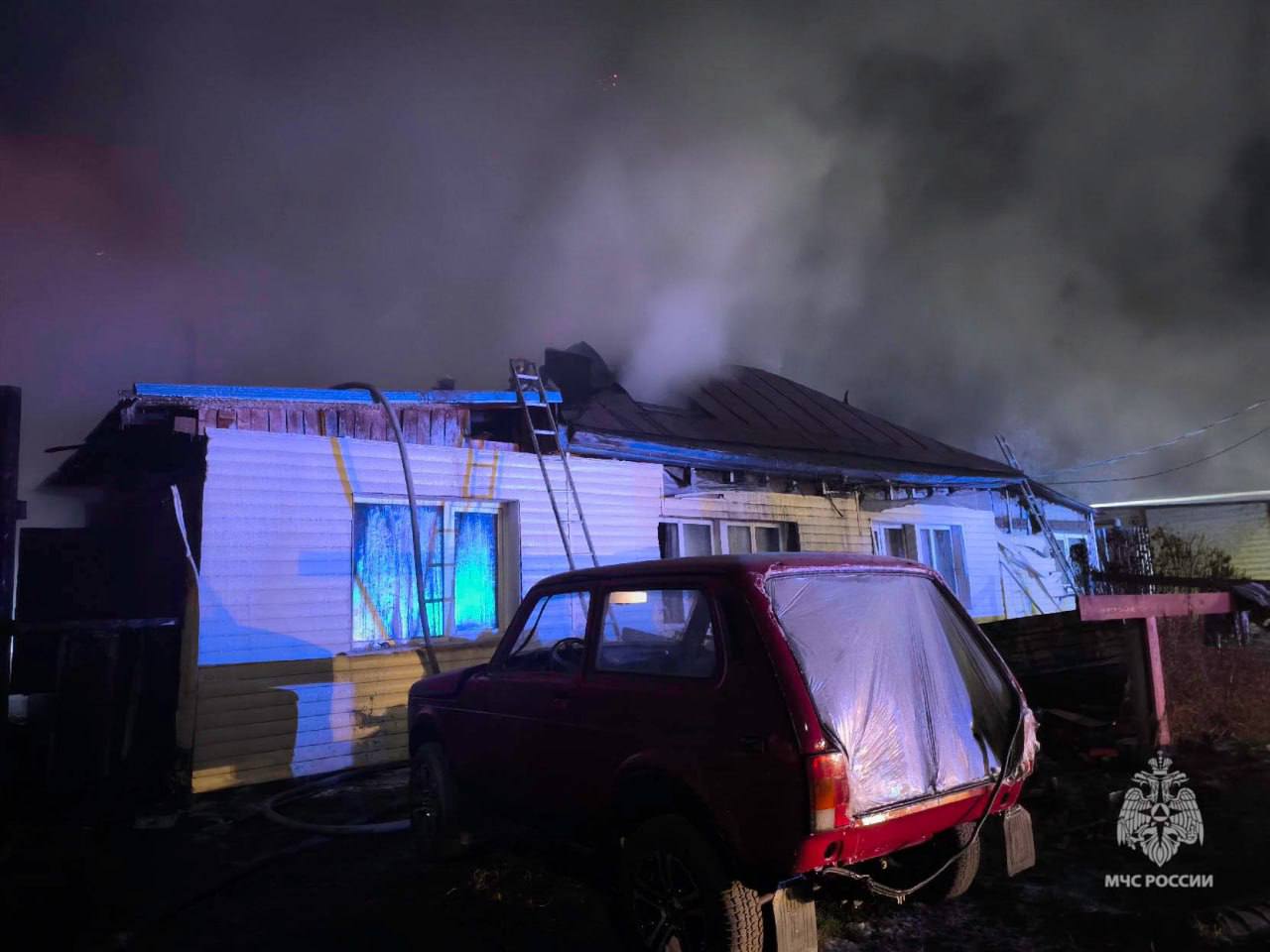 В Тарском районе загорелись два дома, хозяйственные постройки и четыре автомобиля В Тарском районе загорелись два дома, хозяйственные постройки и четыре автомобиля