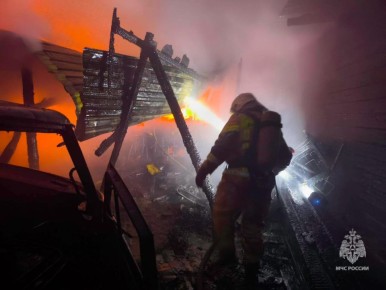 #пожарызасутки. 5 ноября в 18:49 В Тарском районе горели два дома, хозпостройки и четыре автомобиля