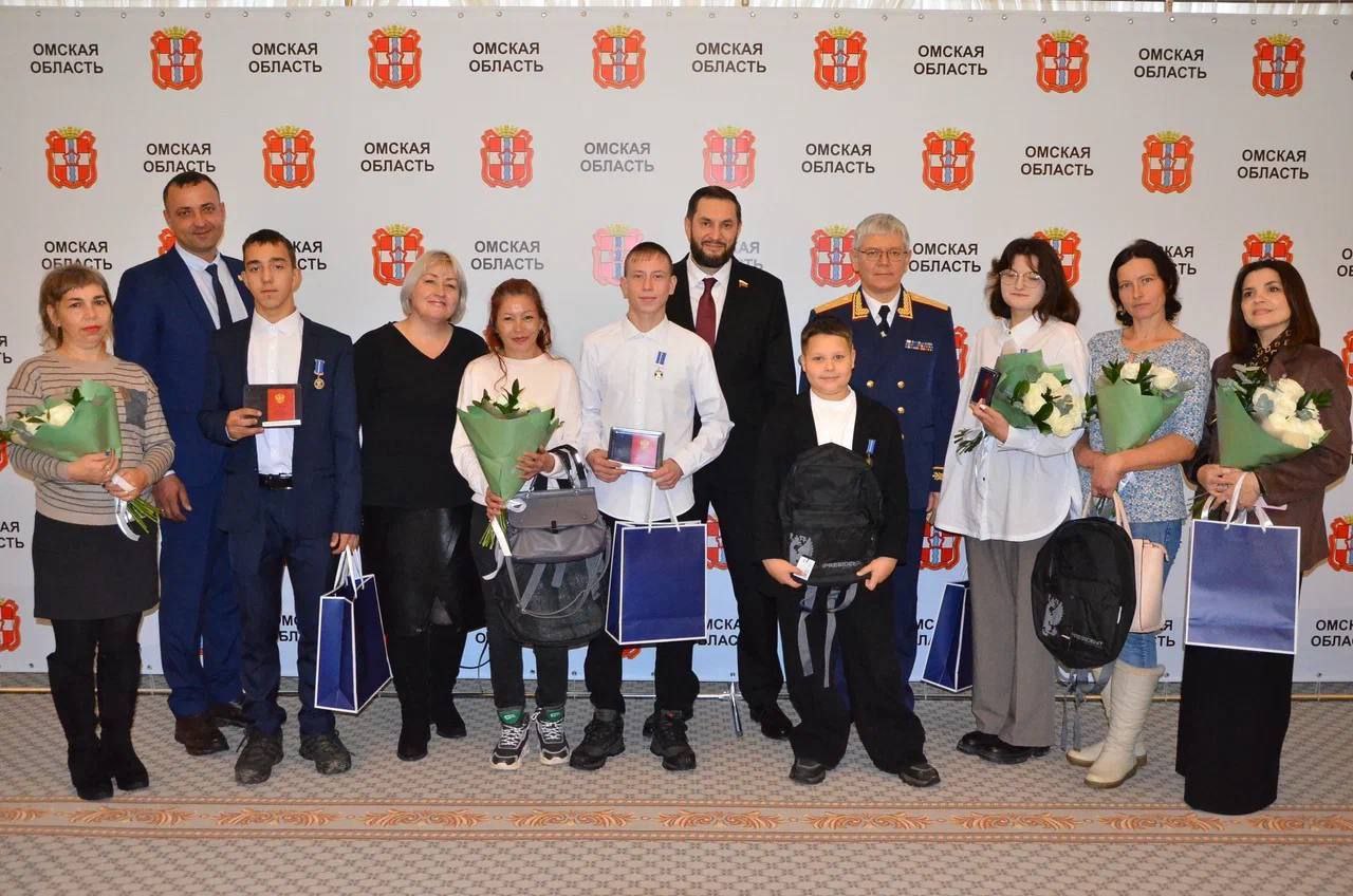 Виталий Хоценко наградил юных омичей за героические поступки Виталий Хоценко наградил юных омичей за героические поступки