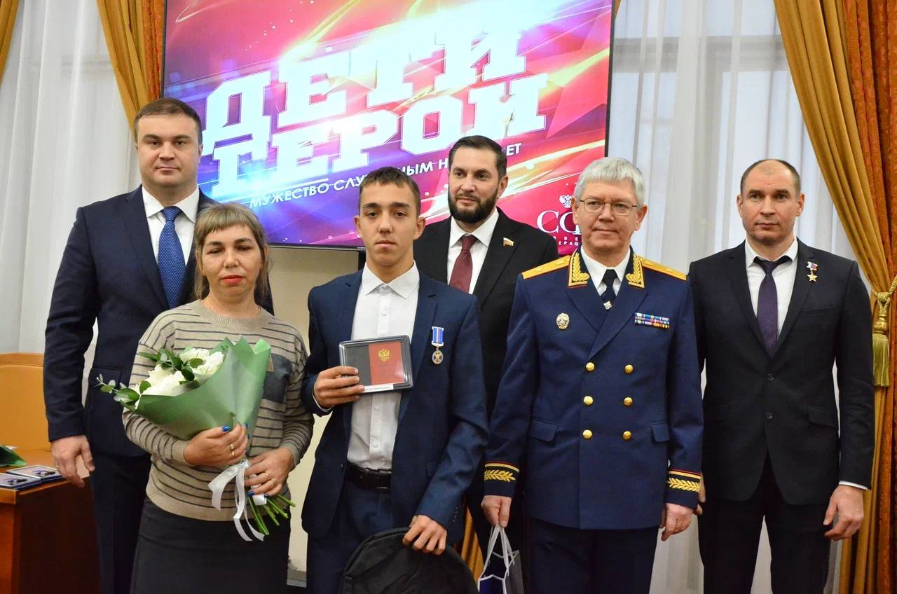 Губернатор Виталий Хоценко наградил юных омичей, которые совершили подвиги и спасли жизни Губернатор Виталий Хоценко наградил юных омичей, которые совершили подвиги и спасли жизни