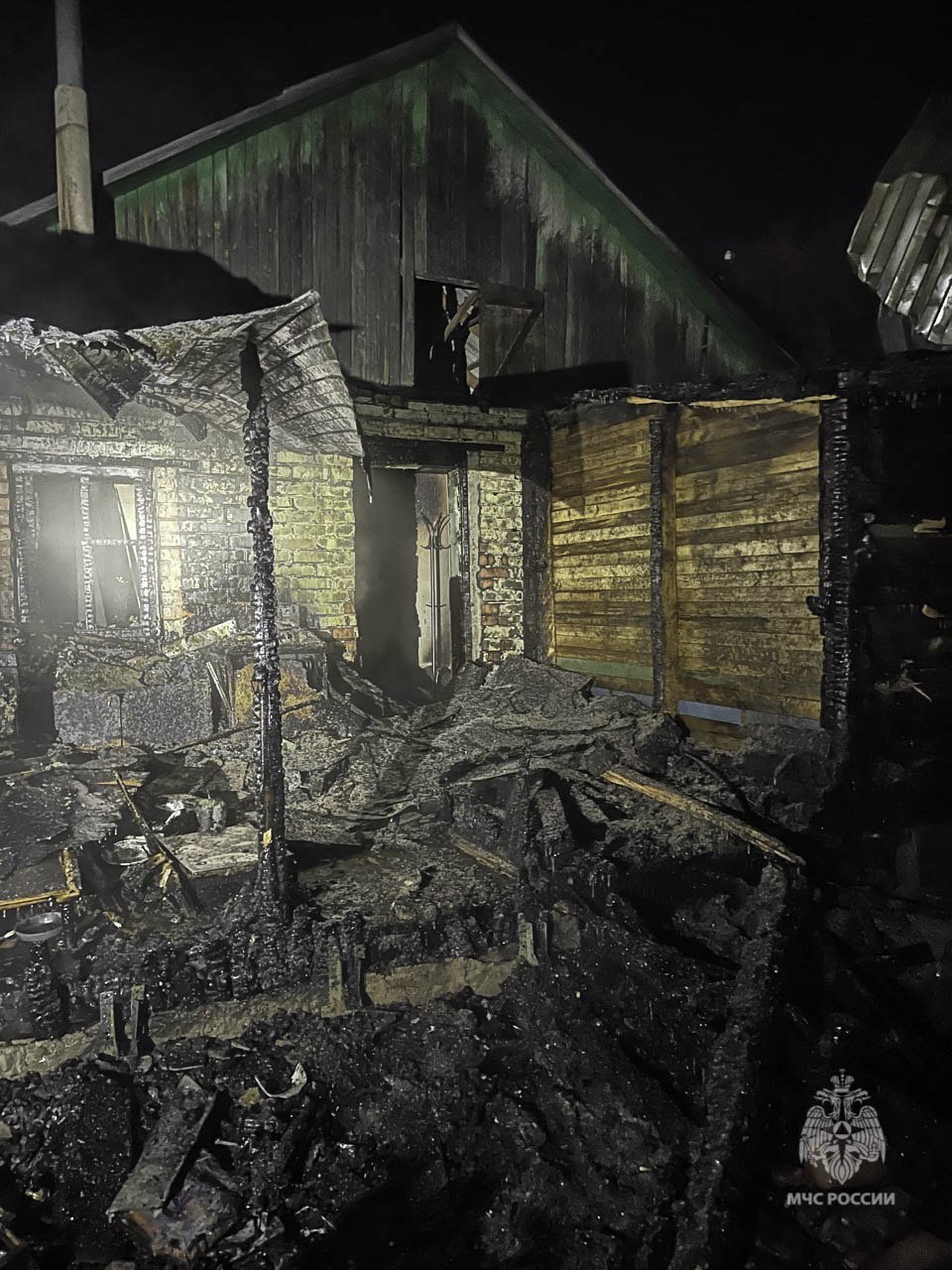 #пожарызасутки. 5 ноября в 04:22 В Ленинском округе горели хозпостройки под одной крышей и веранда дома #пожарызасутки. 5 ноября в 04:22 В Ленинском округе горели хозпостройки под одной крышей и веранда дома