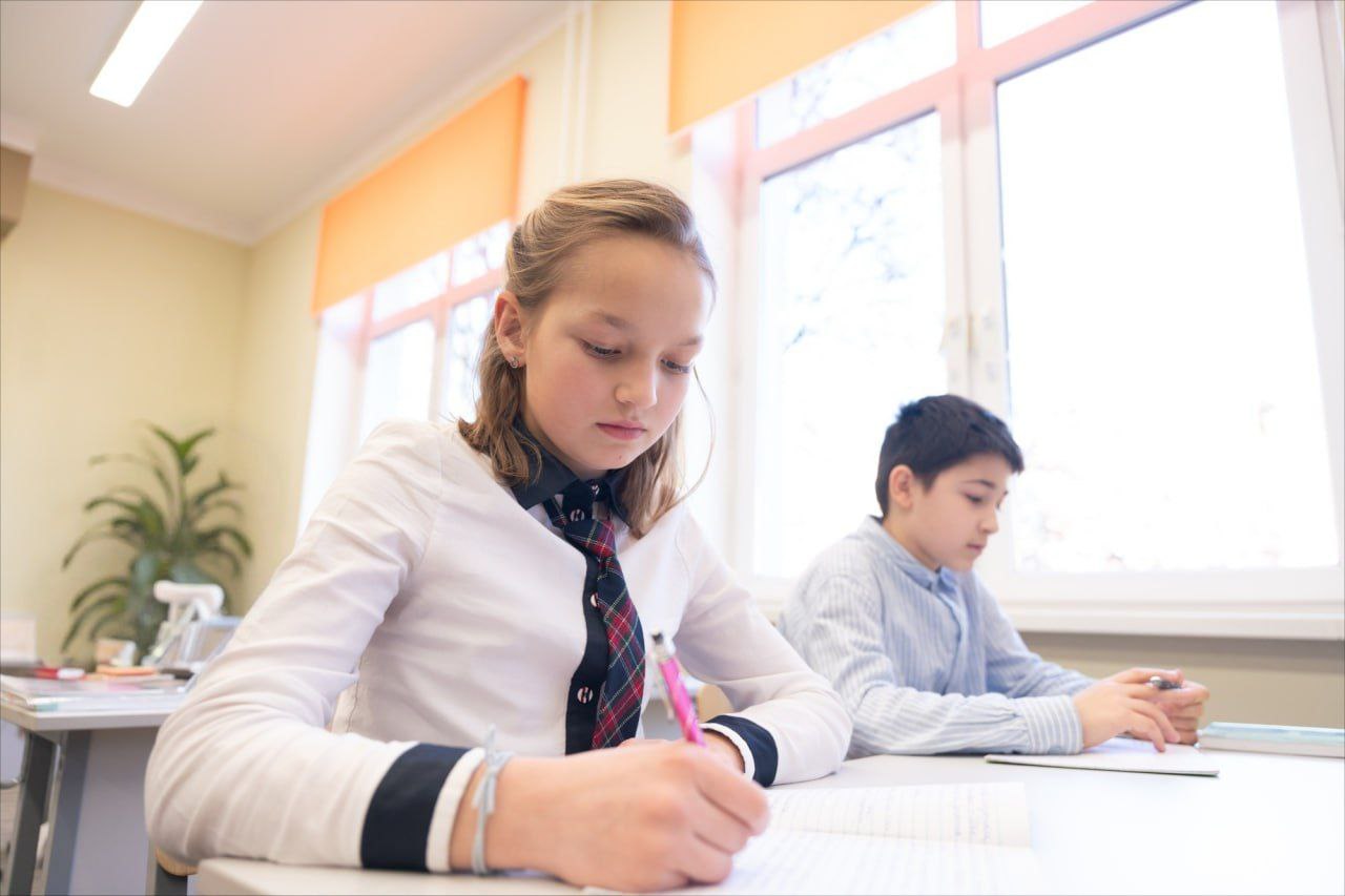 Сочинения омских школьников вошли в число ста лучших работ по итогам 2025 года