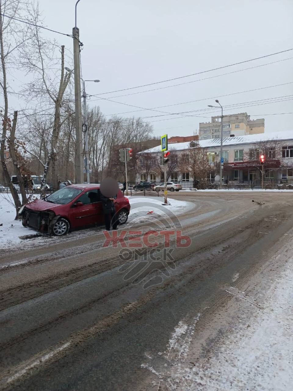 На пересечении 24-й Северной и Красного Пахаря машина после столкновения выехал на тротуар