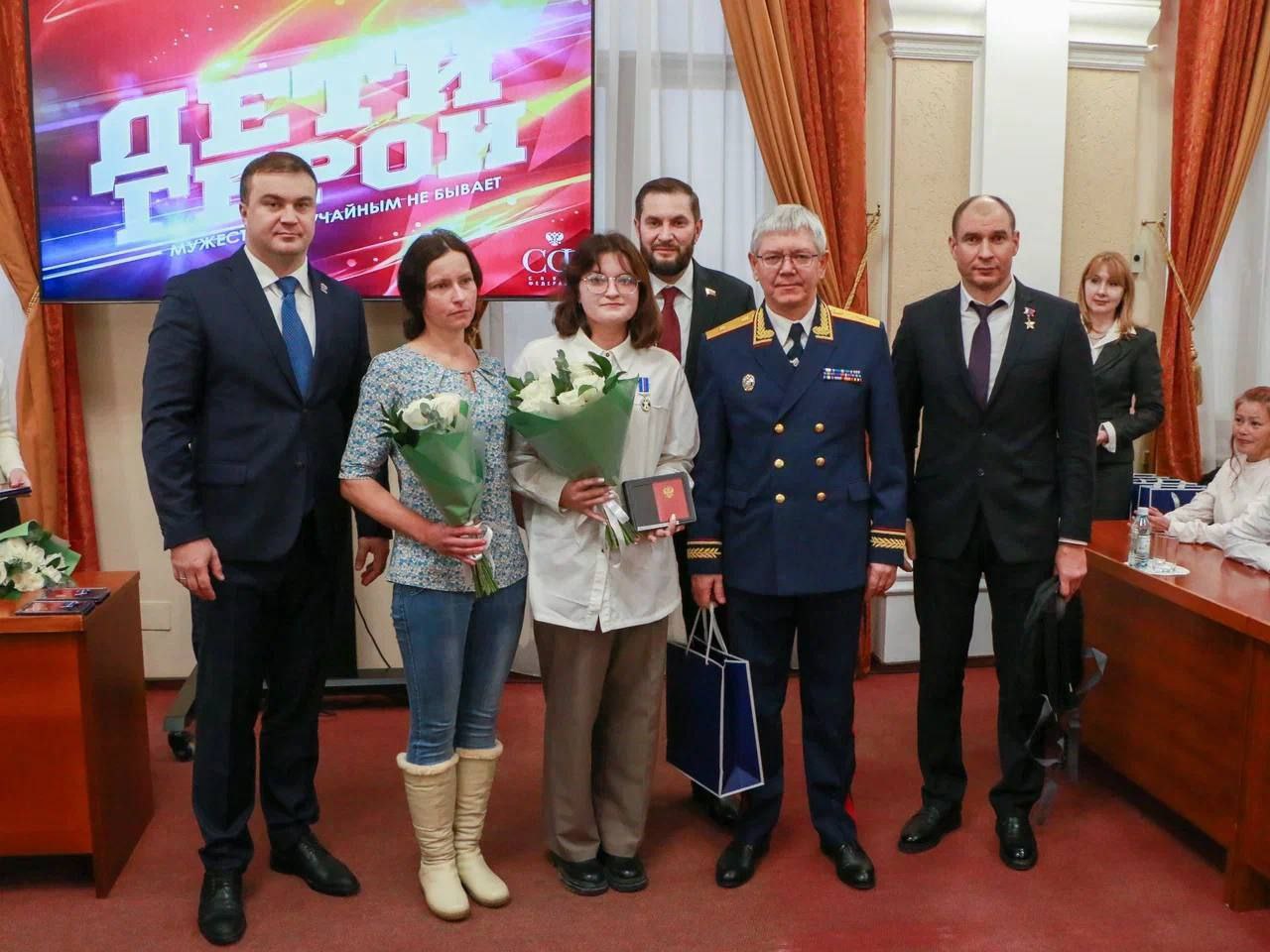 Виталий Хоценко наградил юных омичей за героические поступки Виталий Хоценко наградил юных омичей за героические поступки