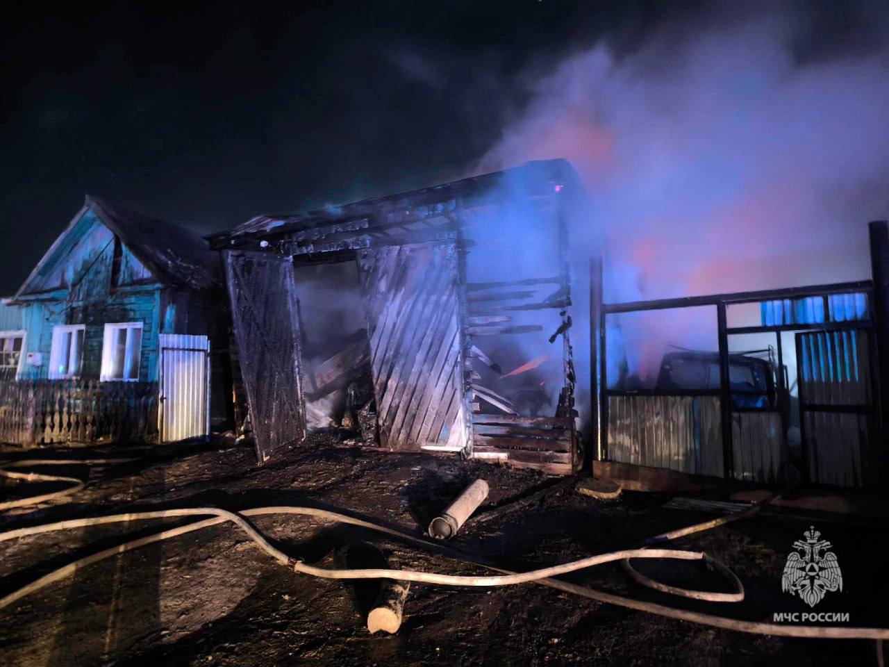 В Тарском районе загорелись два дома, хозяйственные постройки и четыре автомобиля В Тарском районе загорелись два дома, хозяйственные постройки и четыре автомобиля