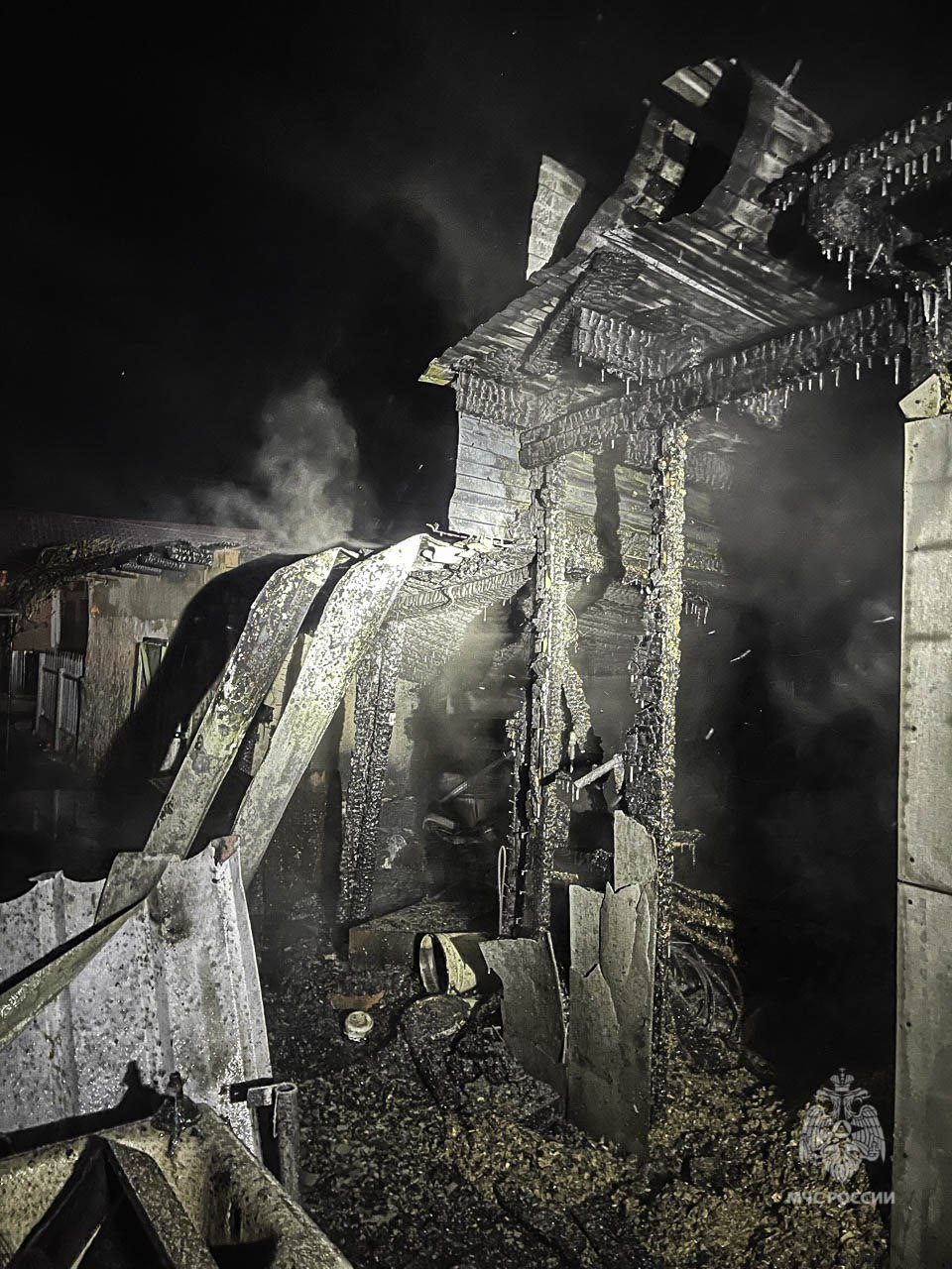 #пожарызасутки. 5 ноября в 04:22 В Ленинском округе горели хозпостройки под одной крышей и веранда дома