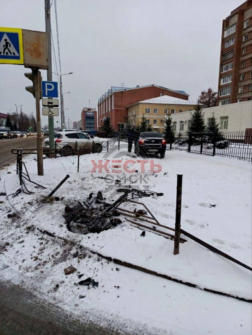 На пересечении 24-й Северной и Красного Пахаря машина после столкновения выехал на тротуар На пересечении 24-й Северной и Красного Пахаря машина после столкновения выехал на тротуар