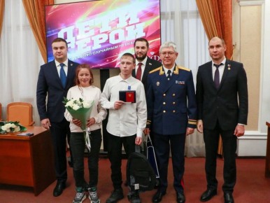 Виталий Хоценко наградил юных омичей за героические поступки