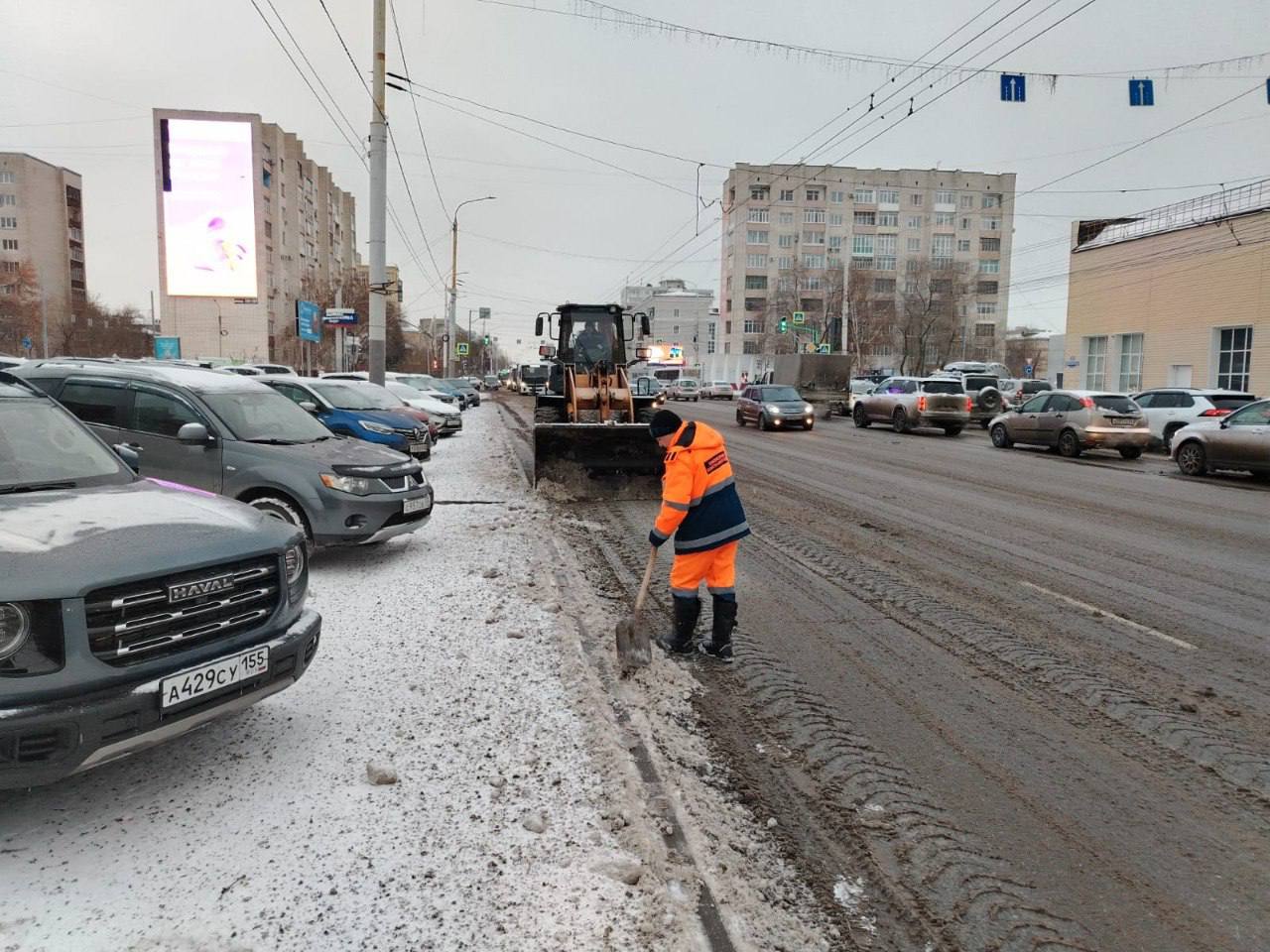 В Омске усилили работу городских дорожных служб
