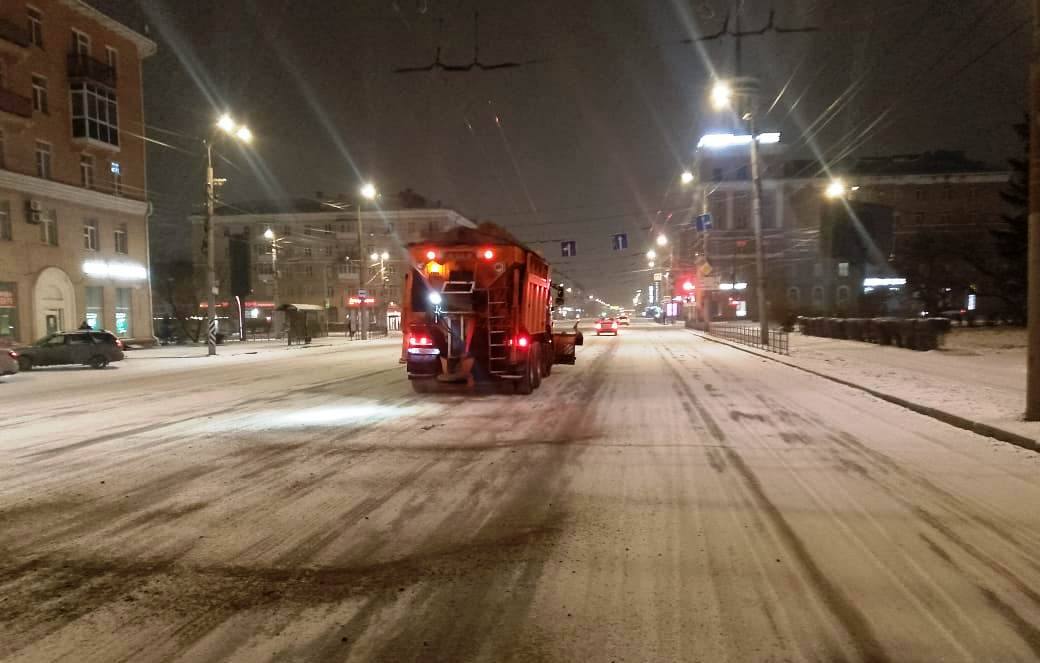 В Омске усилили работу городских дорожных служб В Омске усилили работу городских дорожных служб