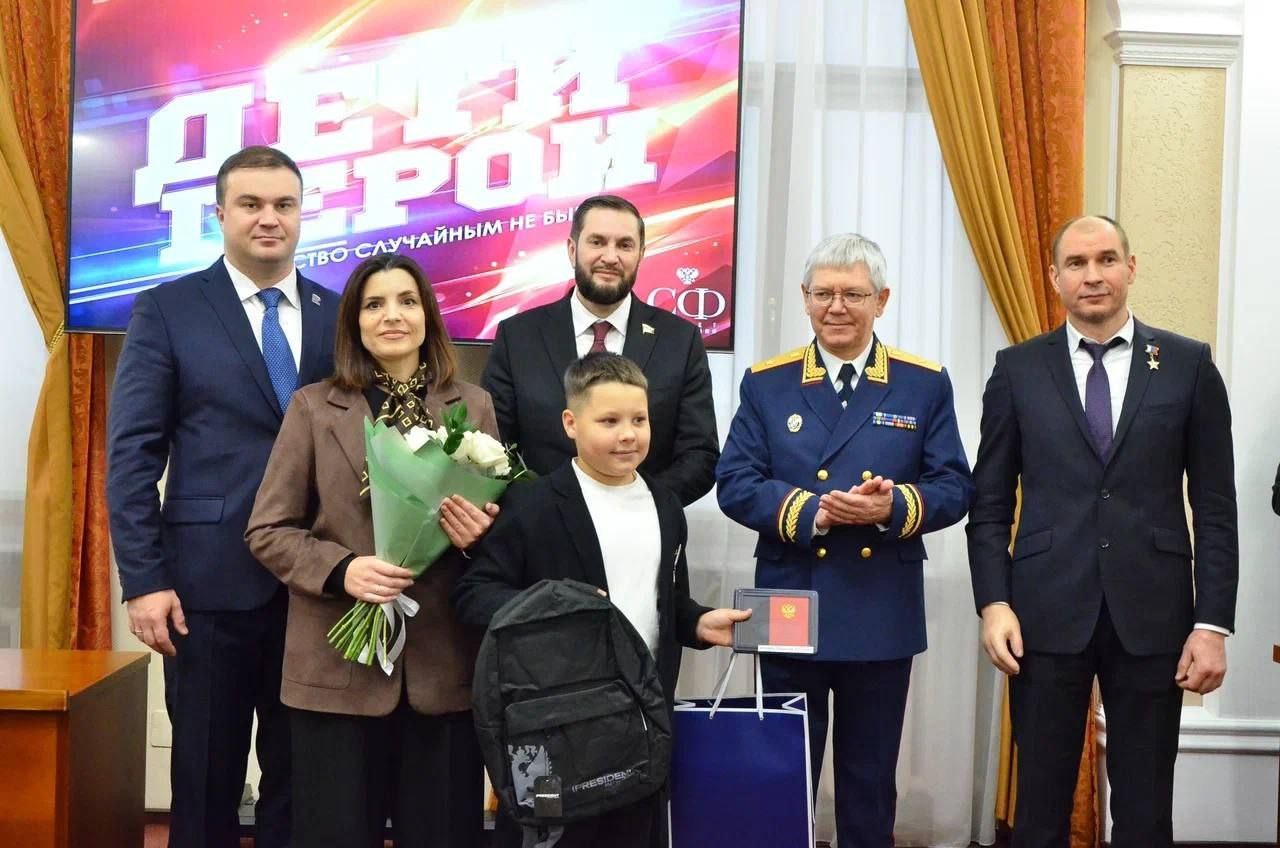 Губернатор Виталий Хоценко наградил юных омичей, совершивших героические поступки Губернатор Виталий Хоценко наградил юных омичей, совершивших героические поступки