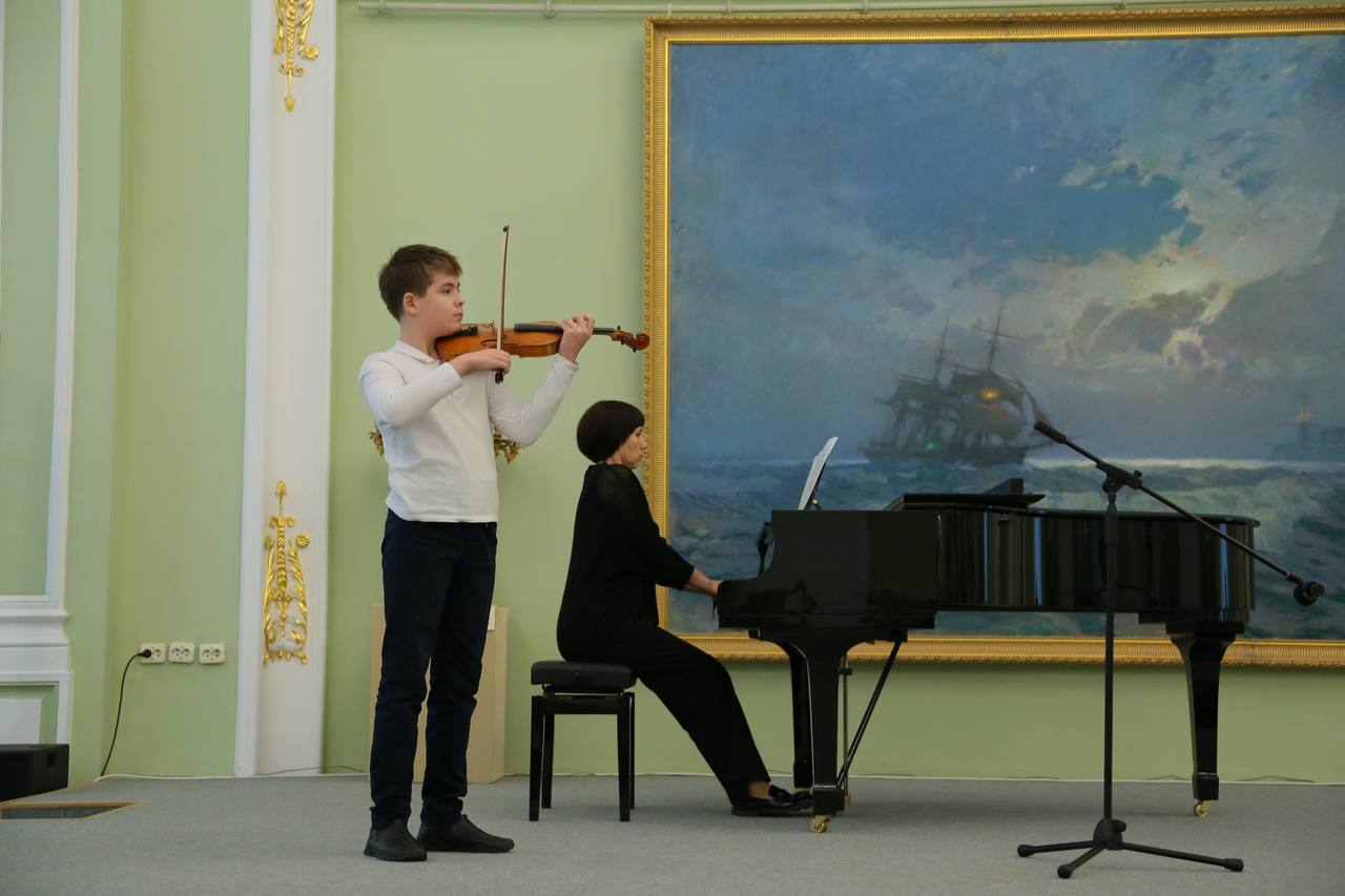 Сергей Шелест: Вместе с председателем Омского городского Совета Владимиром Валентиновичем Корбутом поприветствовали и наградили именными премиями юных омичей — учащихся школ искусств, художественных школ, а также... Сергей Шелест: Вместе с председателем Омского городского Совета Владимиром Валентиновичем Корбутом поприветствовали и наградили именными премиями юных омичей — учащихся школ искусств, художественных школ, а также...