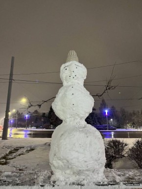 На улицах Омска стали появляться первые снеговики