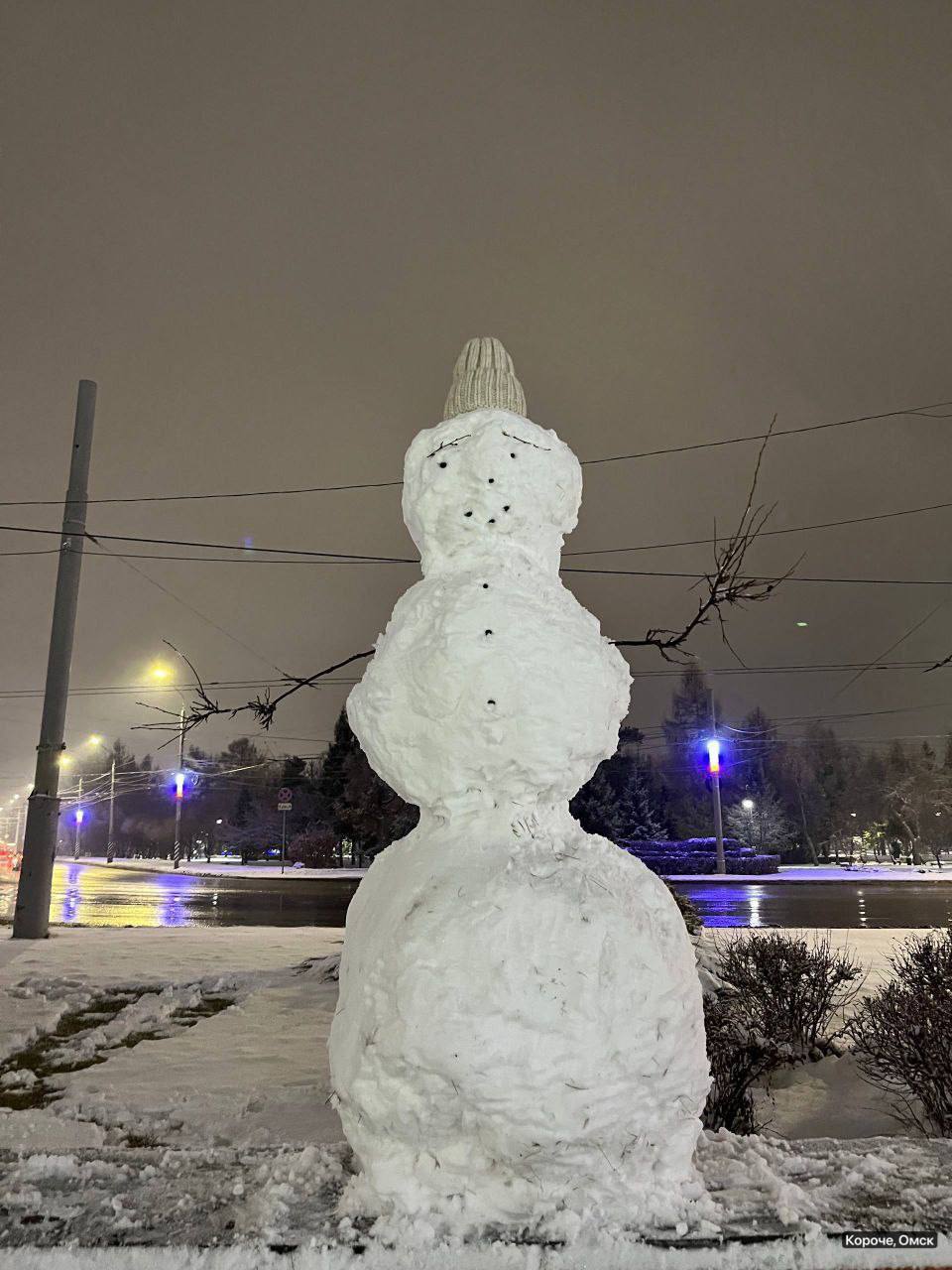 На улицах Омска стали появляться первые снеговики