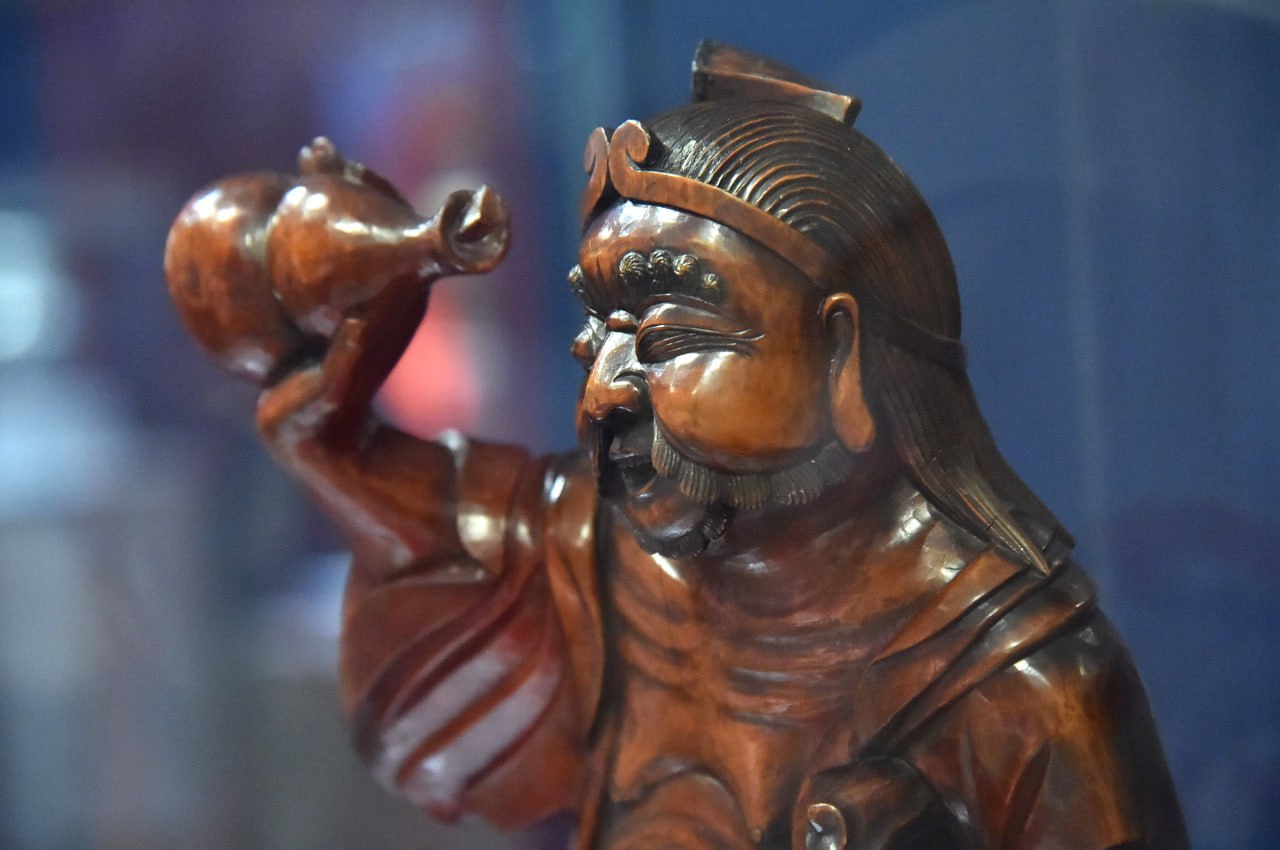 Грибы линчжи, хризантема и персик Грибы линчжи, хризантема и персик