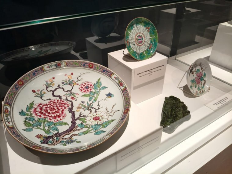 Грибы линчжи, хризантема и персик Грибы линчжи, хризантема и персик