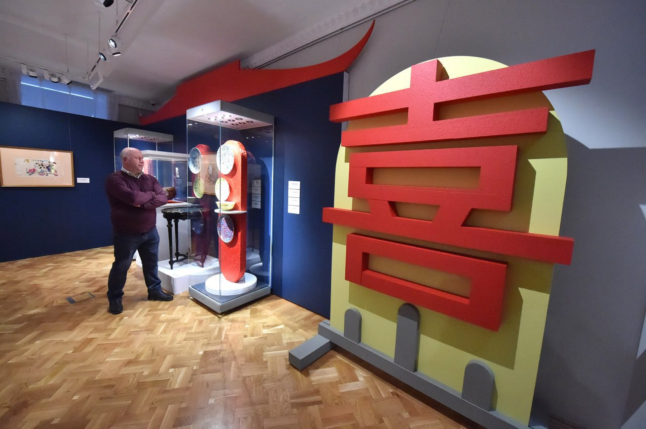 Грибы линчжи, хризантема и персик Грибы линчжи, хризантема и персик