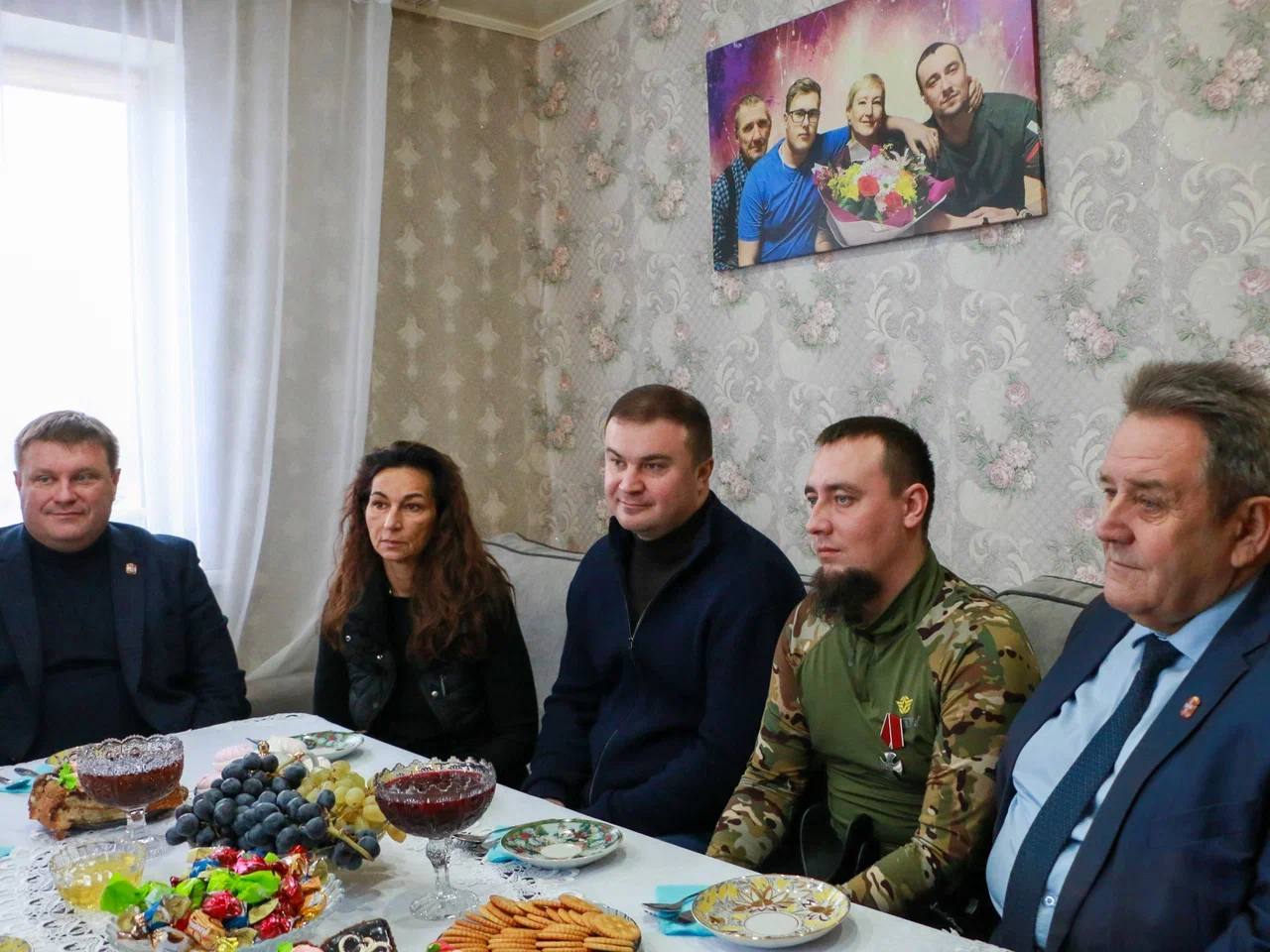 Виталий Хоценко навестил семью участника спецоперации в Крутинском районе