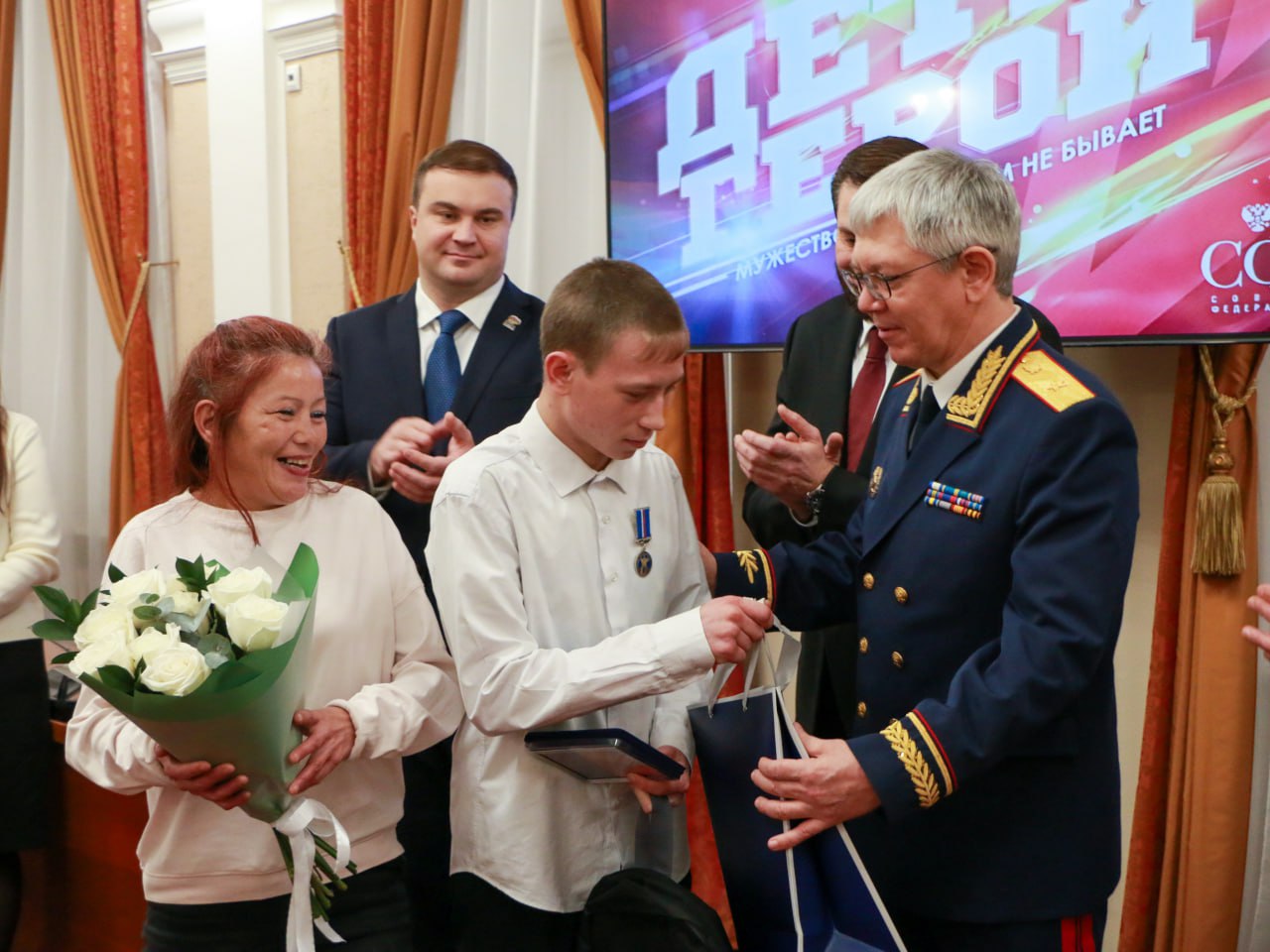 Руководитель следственного управления Следственного комитета Российской Федерации по Омской области принял участие в церемонии торжественного награждения юных героев в рамках Всероссийского гражданско-патриотического проекта... Руководитель следственного управления Следственного комитета Российской Федерации по Омской области принял участие в церемонии торжественного награждения юных героев в рамках Всероссийского гражданско-патриотического проекта...