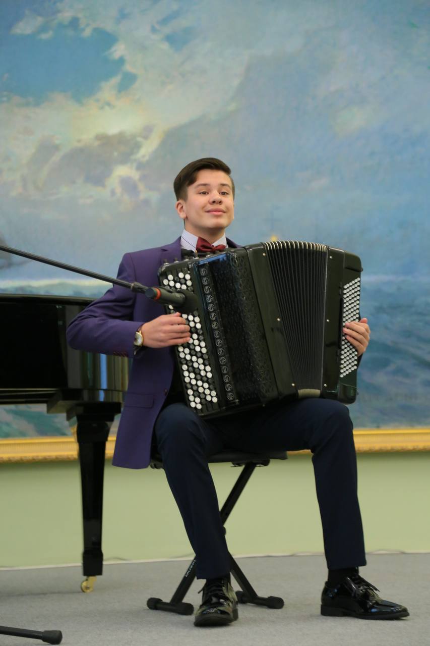 Сергей Шелест: Вместе с председателем Омского городского Совета Владимиром Валентиновичем Корбутом поприветствовали и наградили именными премиями юных омичей — учащихся школ искусств, художественных школ, а также... Сергей Шелест: Вместе с председателем Омского городского Совета Владимиром Валентиновичем Корбутом поприветствовали и наградили именными премиями юных омичей — учащихся школ искусств, художественных школ, а также...