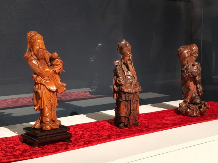 Грибы линчжи, хризантема и персик Грибы линчжи, хризантема и персик