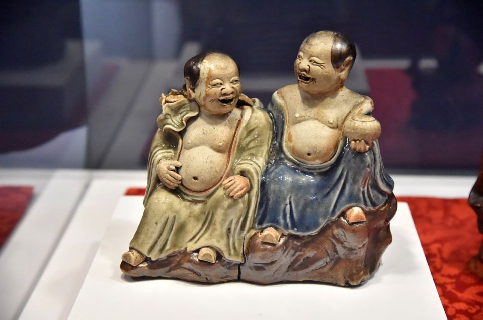 Грибы линчжи, хризантема и персик