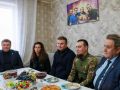 Виталий Хоценко навестил семью участника спецоперации в Крутинском районе