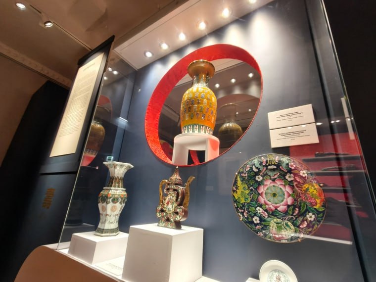 Грибы линчжи, хризантема и персик Грибы линчжи, хризантема и персик