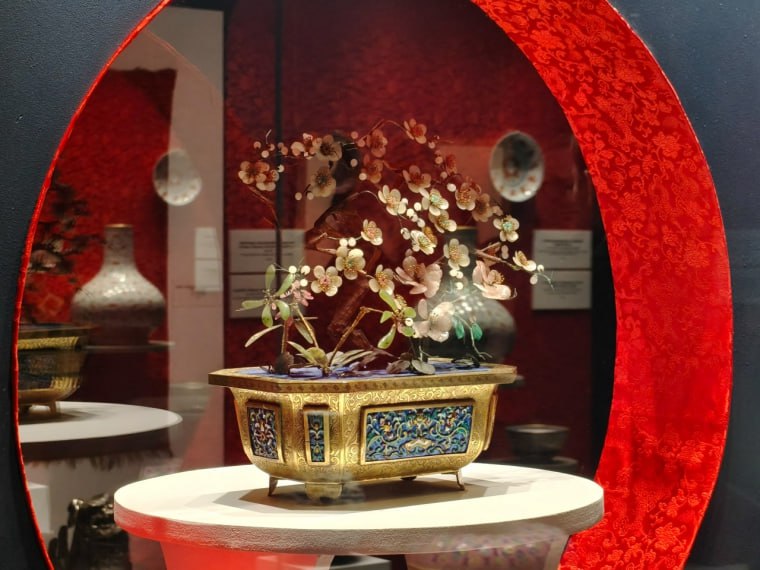 Грибы линчжи, хризантема и персик Грибы линчжи, хризантема и персик