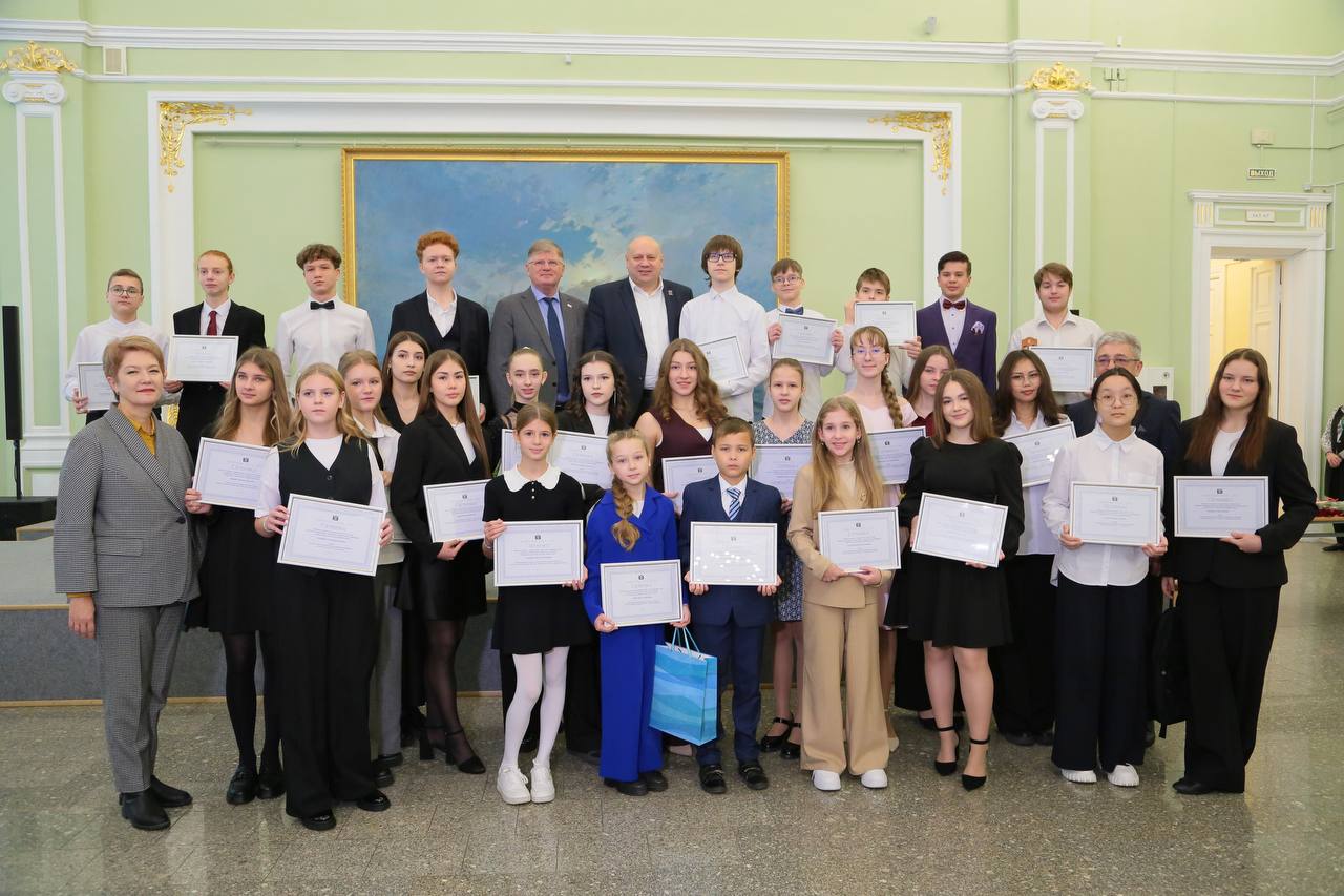 Сергей Шелест: Вместе с председателем Омского городского Совета Владимиром Валентиновичем Корбутом поприветствовали и наградили именными премиями юных омичей — учащихся школ искусств, художественных школ, а также... Сергей Шелест: Вместе с председателем Омского городского Совета Владимиром Валентиновичем Корбутом поприветствовали и наградили именными премиями юных омичей — учащихся школ искусств, художественных школ, а также...