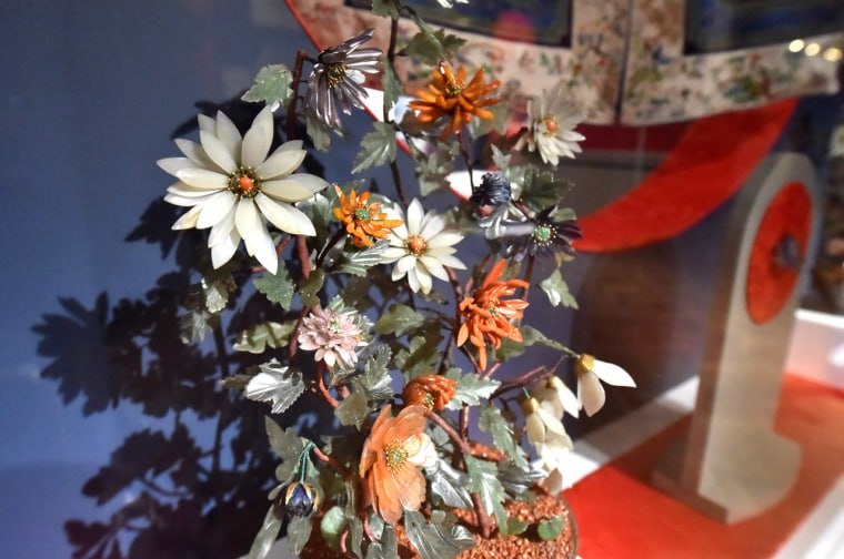 Грибы линчжи, хризантема и персик Грибы линчжи, хризантема и персик