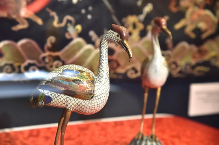 Грибы линчжи, хризантема и персик Грибы линчжи, хризантема и персик