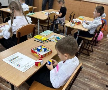 Омские дошколята и младшеклассники соревновались в инженерном мастерстве: создавали модели из конструкторов и читали чертежи