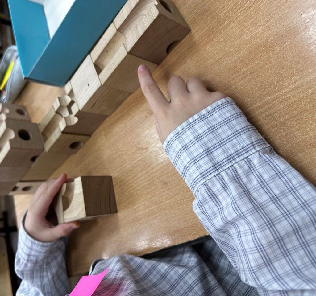 Омские дошколята и младшеклассники соревновались в инженерном мастерстве: создавали модели из конструкторов и читали чертежи Омские дошколята и младшеклассники соревновались в инженерном мастерстве: создавали модели из конструкторов и читали чертежи