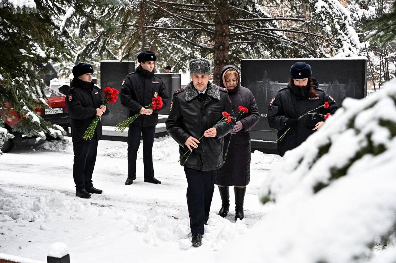 7 ноября 2025 года, в преддверии скорбной даты, у мемориала «Солдатам правопорядка посвящается» почтили память сотрудников ведомства, оставшихся до конца верными служебному долгу по защите общественного порядка и безопасности 7 ноября 2025 года, в преддверии скорбной даты, у мемориала «Солдатам правопорядка посвящается» почтили память сотрудников ведомства, оставшихся до конца верными служебному долгу по защите общественного порядка и безопасности