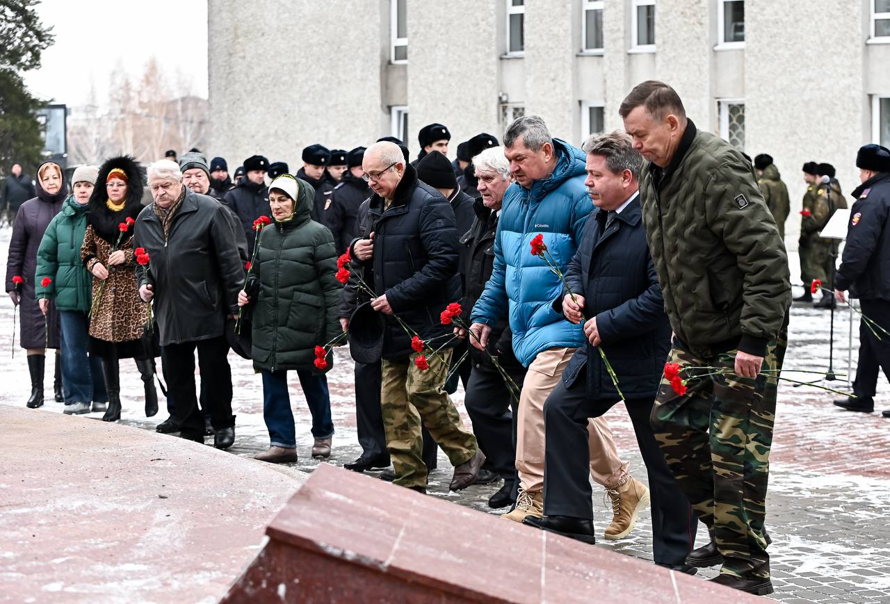 7 ноября 2025 года, в преддверии скорбной даты, у мемориала «Солдатам правопорядка посвящается» почтили память сотрудников ведомства, оставшихся до конца верными служебному долгу по защите общественного порядка и безопасности 7 ноября 2025 года, в преддверии скорбной даты, у мемориала «Солдатам правопорядка посвящается» почтили память сотрудников ведомства, оставшихся до конца верными служебному долгу по защите общественного порядка и безопасности