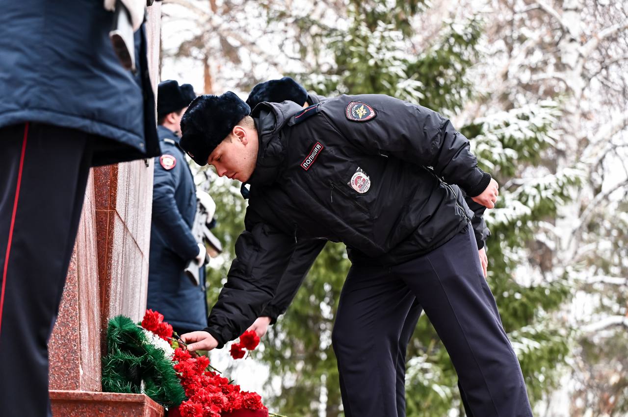 7 ноября 2025 года, в преддверии скорбной даты, у мемориала «Солдатам правопорядка посвящается» почтили память сотрудников ведомства, оставшихся до конца верными служебному долгу по защите общественного порядка и безопасности 7 ноября 2025 года, в преддверии скорбной даты, у мемориала «Солдатам правопорядка посвящается» почтили память сотрудников ведомства, оставшихся до конца верными служебному долгу по защите общественного порядка и безопасности